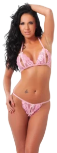 Amorable kanten open bikini in roze, gedragen